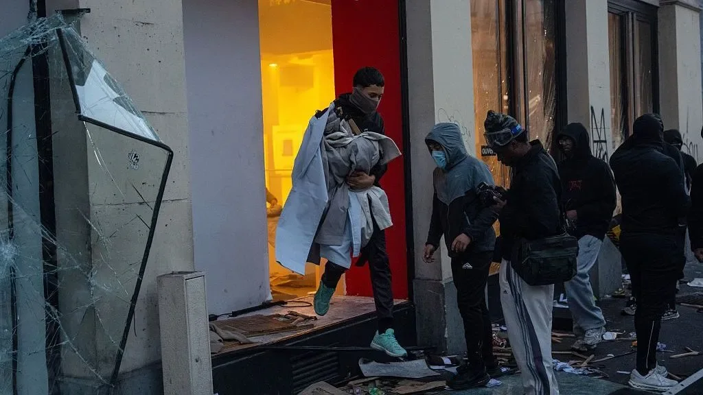 Shops were looted in Paris and other cities, during demonstrations on October 17, 2026