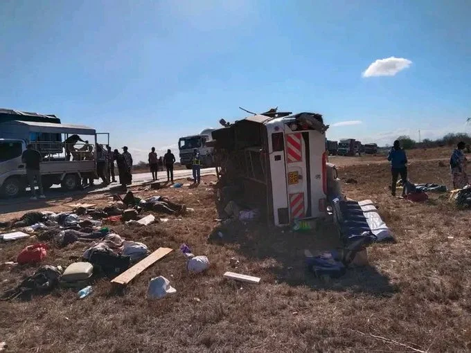Picture showing an accident scene with several feared dead following a head-on collision between a bus and a lorry along the Nairobi-Mombasa Highway in Makueni County on October 25, 2026.